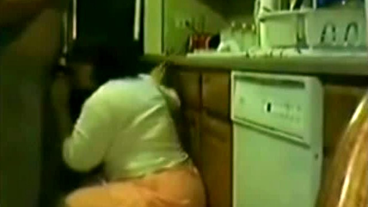 Rápido en la cocina con mi madre en cámara espía / TUBEV.SEX es imagen