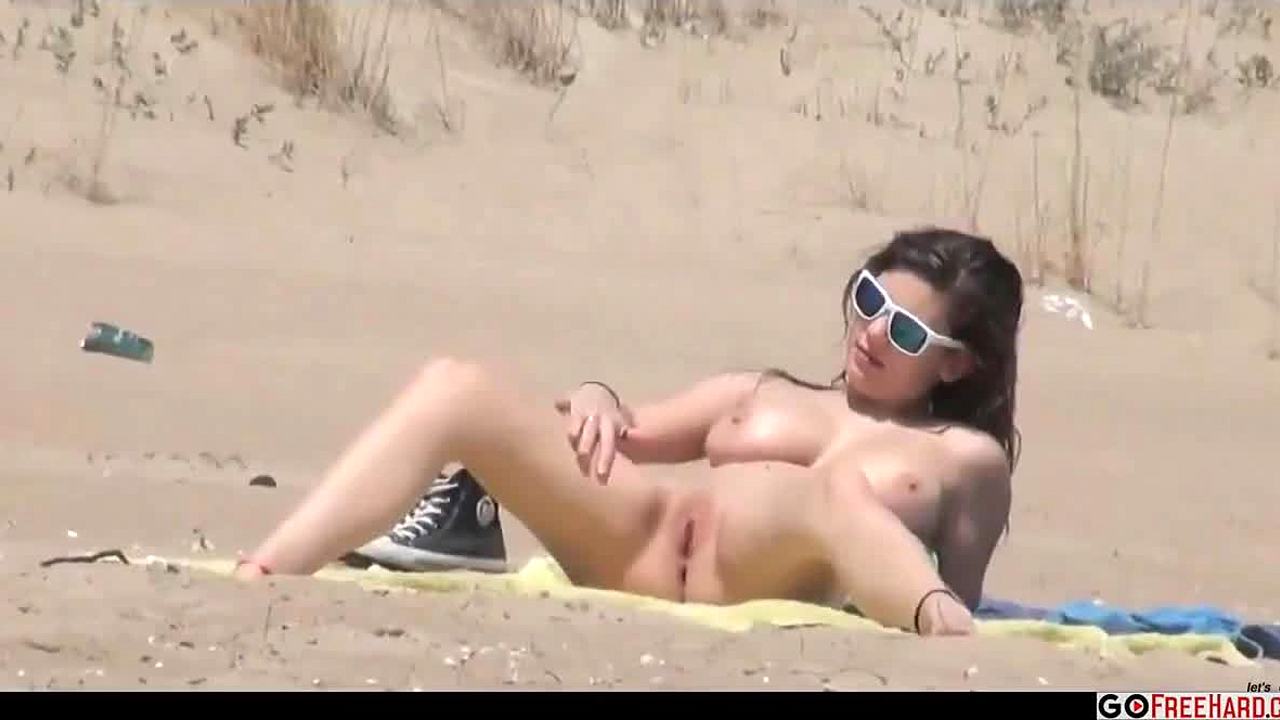Duo delt af fremmede på en natursklædt strand / TUBEV.SEX da hq nøgenbillede