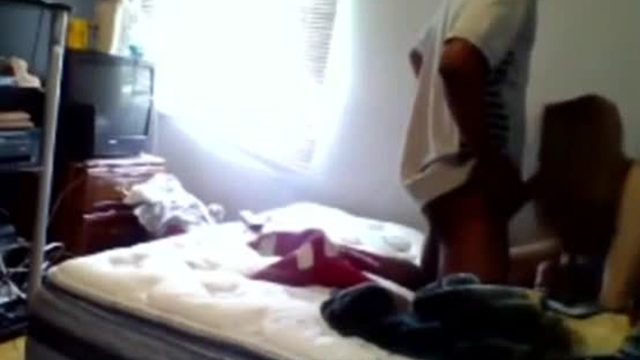 Zelfgemaakte hete tiener verborgen camera grote zwarte weenie gebruikte slaapkamer / TUBEV.SEX nl afbeelding