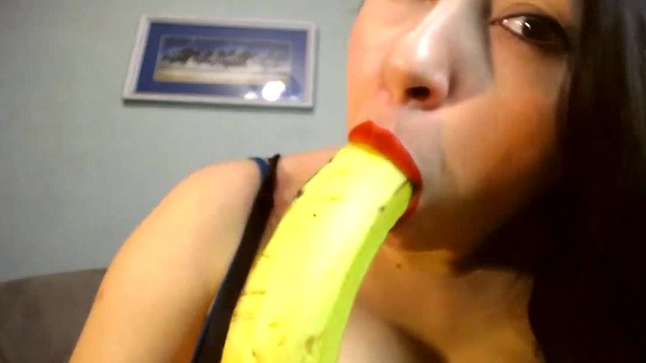 Het brunhårig konsumerar banan som en kuk och knullar dem med stora bröst / TUBEV.SEX sv