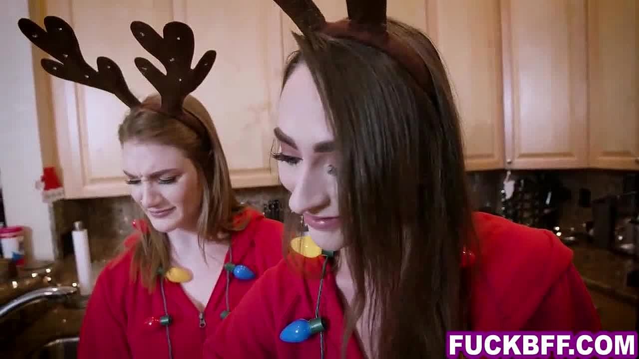 Joulupukki panee kolme kuumaa teiniystäväänsä jouluksi, kun he ovat tehneet hänelle keksejä / TUBEV.SEX fi kuva