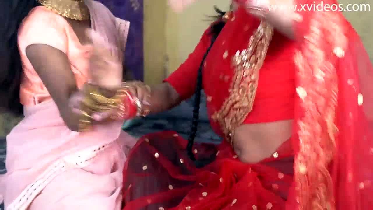 Twee vrouwen vechten om liefde met één gelukkige helper in een hindi xxx-filmscène / TUBEV.SEX nl foto