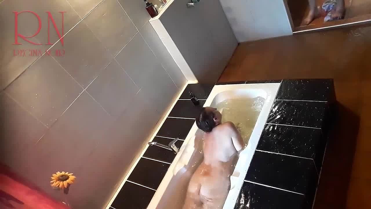 La servante observatrice effrayante se lave dans la salle de bain chaude avec du savon et se rase la chatte dans le bain 12 / TUBEV.SEX fr
