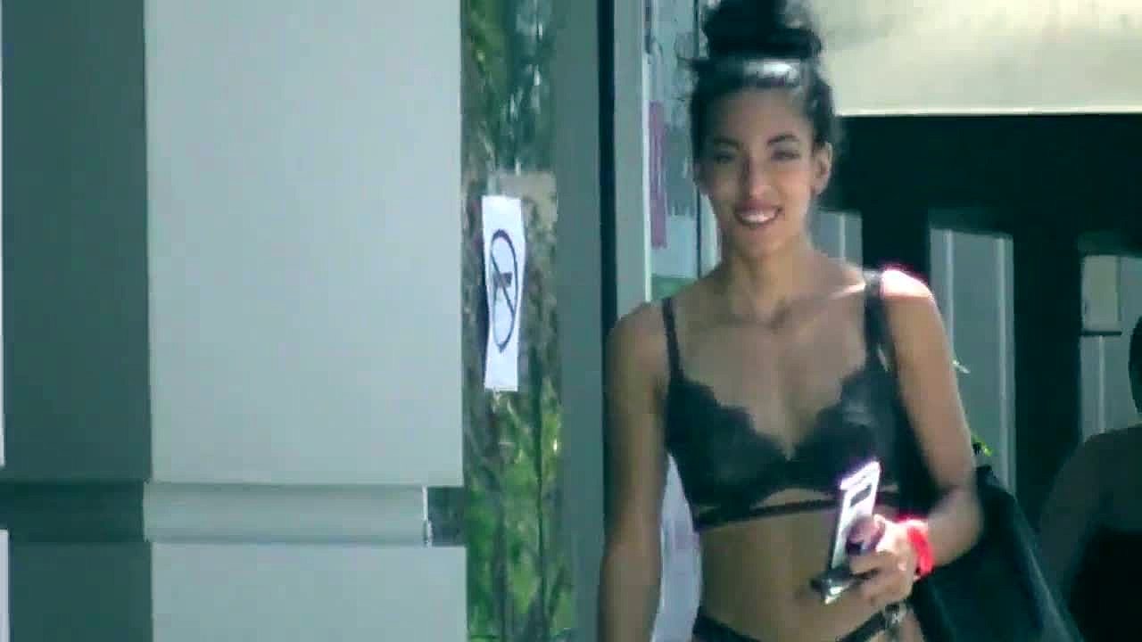 Udstillingsveninde Claire Black promoverer sine store sorte pik anal shag videoer udenfor billede