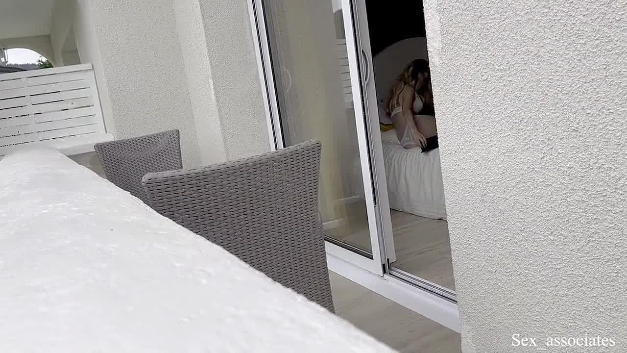 Una chica española follada fue vista en secreto en su habitación de hotel, al final de la ventana, mientras esa dulce chica tomaba algunas fotos desnudas / TUBEV.SEX es foto
