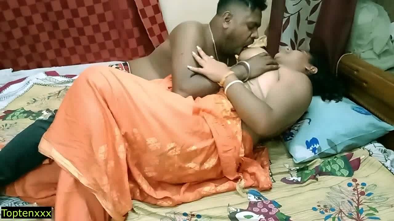 Intialainen kuuma upea bhabhi nussitaan tamil-teini-kaverin shagin toimesta / TUBEV.SEX fi