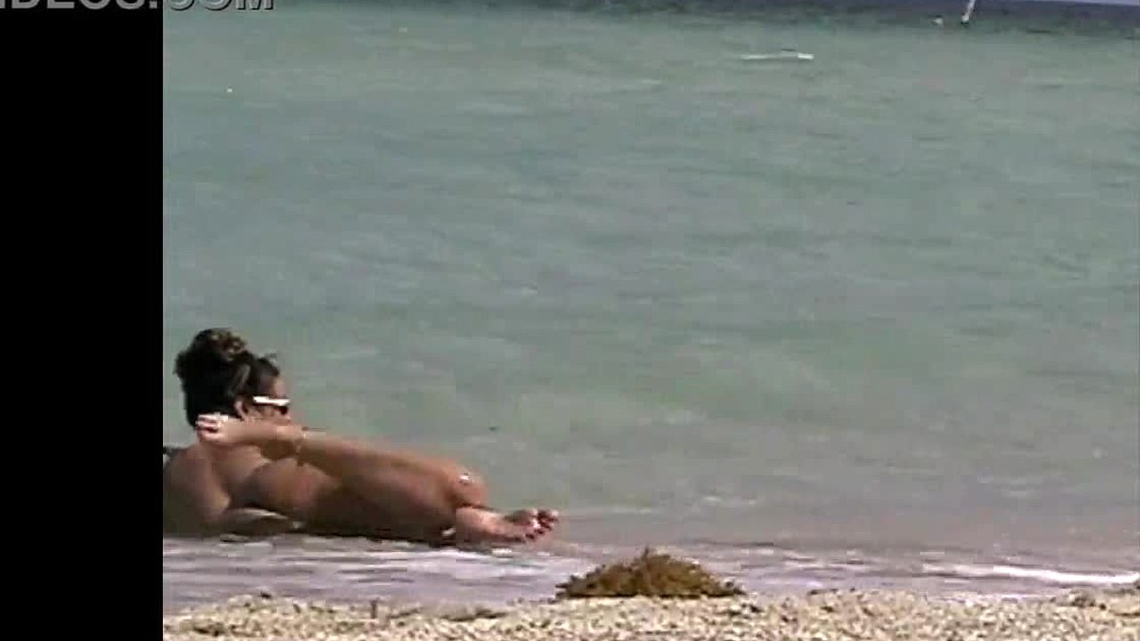 La exhibicionista reina angélica desnuda en la playa y provoca al solitario y sórdido voyeur en la playa 5 7 / TUBEV.SEX es
