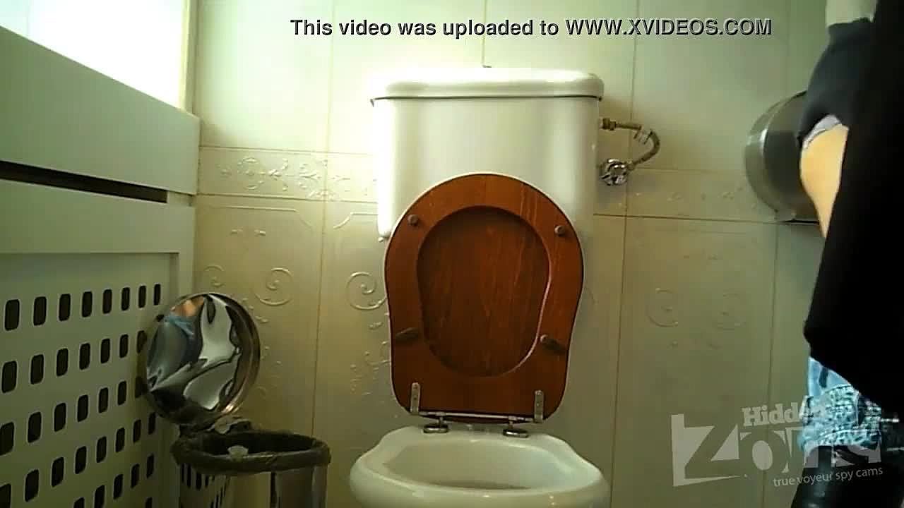 Ægte voyeur toilet cam