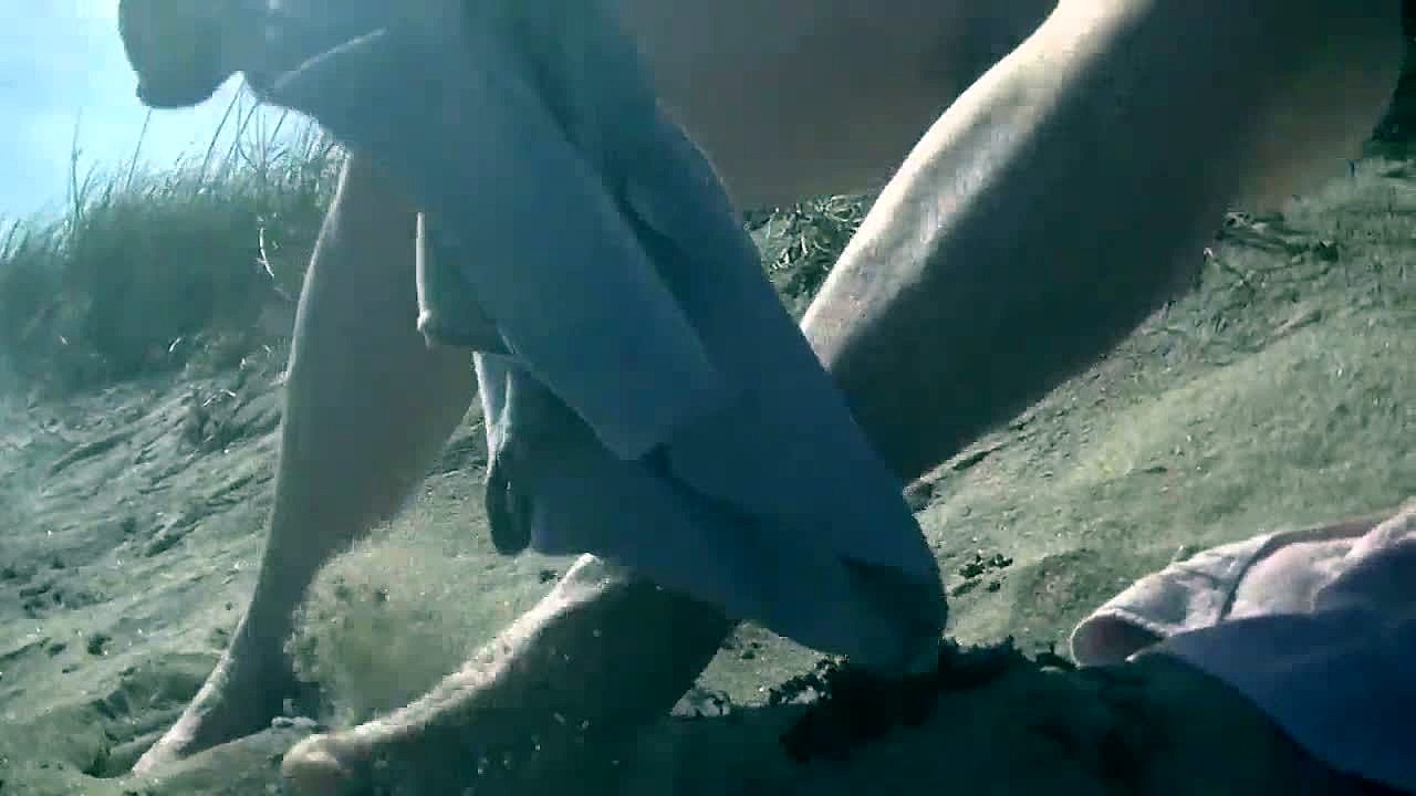 La exhibicionista esposa Helena se desnuda en vacaciones en la playa y se masturba con viejos y voyeurs