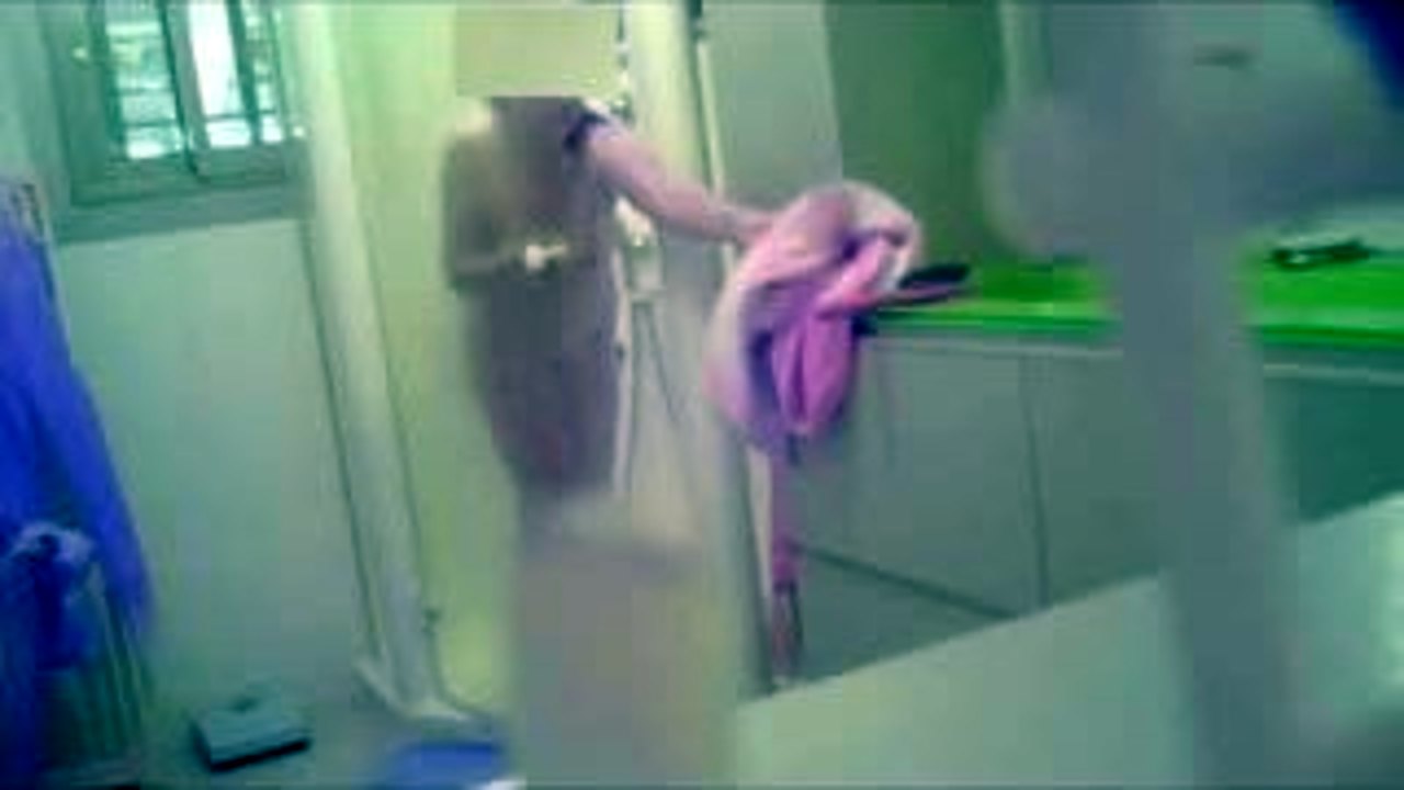 Vidéo intime despionnage de ma maman dans la salle de bain / TUBEV.SEX fr image photo
