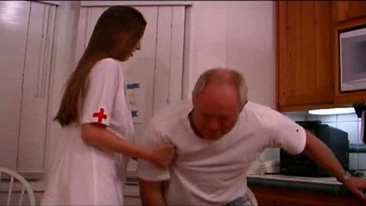 Oude mannen neuken een verse dokter in een verpleeghuis / TUBEV.SEX nl foto